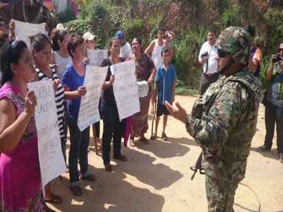 Los bloqueos carreteros en la costa michoacana a favor del doctor José Manuel Mireles Valverde aún continúan. (Facebook) 