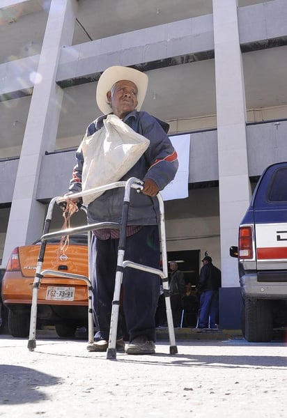 Falta de alimentos. La mayor parte de los adultos mayores no tiene seguridad en los ingresos. 