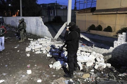 Bomberos se vieron en la necesidad de abrir un espacio en una barda contigua para permitir la salida de manera más rápida para evitar consecuencias mayores. (El Universal)
