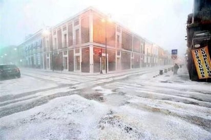 Calles de la capital poblana resultaron anegadas tras una fuerte lluvia acompañada de granizos que alcanzaron el tamaño de una cereza. (Twitter)