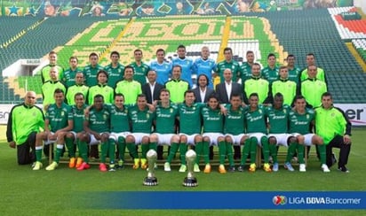 Los jugadores posaron para la fotografía junto a la tribuna de la Puerta Cinco justo, donde está el escudo del equipo en las gradas. (Twitter)