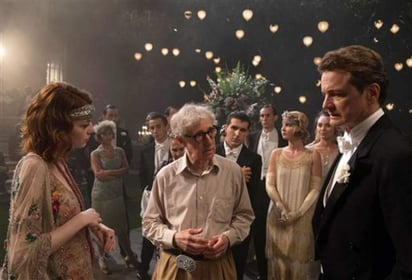 En 'Magic in the Moonlight' Colin Firth interpreta a un cínico mago y Emma Stone a una joven espiritista cuyos poderes mágicos él busca desacreditar. (AP)