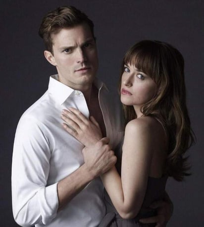 Personajes.  Jamie Dornan y Dakota Johnson protagonizan la película 50 Sombras de Grey. (Archivo)