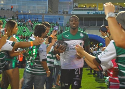 Antes del inicio del partido se realizó la presentación del plantel de los Guerreros, entre ellos el refuerzo Djaniny Tavares.