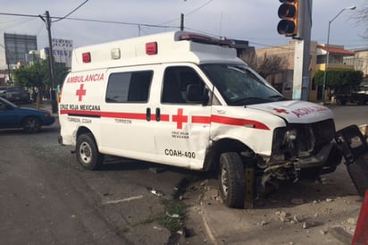 Choque. La ambulancia sufrió daños considerables.