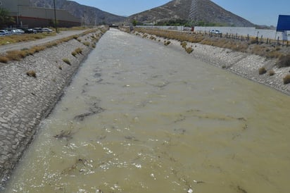 A pesar de la campaña de Protección Civil, ocurrieron cuatro fallecimientos de personas por introducirse al agua de los canales de riego. (Archivo)