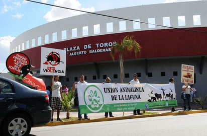 Van por más. Activistas van por modificaciones en leyes estatales que prohiban espectáculos con animales, como corridas de toros.