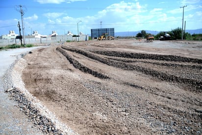 Nueva vialidad. En un mes más se espera terminar la obra del bulevar Torréon-2000 al oriente de la ciudad.