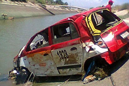 Auto. Encuentran auto chocado y desmantelado dentro de canal de riego de Gómez Palacio.   