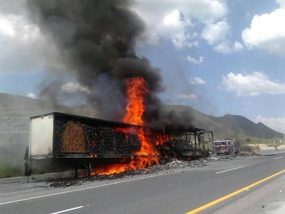 Accidente en carretera. Rápidamente, el fuego se comenzó a propagar por las dos cajas del tráiler.