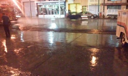 Una tormenta eléctrica acompañada de viento de 45 km/h y lluvia, se dejó sentir hoy por la noche en gran parte de la zona metropolitana de Comarca Lagunera.