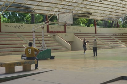 'Rayan' las canchas. Las canchas son uno de los lugares más utilizados por los asistentes al Parque Victoria; sin embargo,  requieren de pintura y mejorar su aspecto,  el cual se ha deteriorado con el paso del tiempo,  además han sido víctima de los jóvenes grafiteros. 