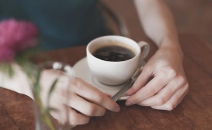 Debido a su cafeína, especialmente en exceso, el café puede provocar cuadros de nerviosismo y ansiedad, así como cambios muy bruscos de humor. (ARCHIVO)
