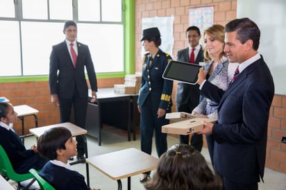 Inicio. Peña Nieto acudió a una escuela de Toluca para inaugurar el ciclo escolar.