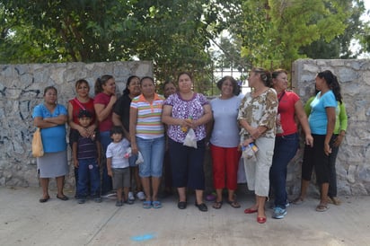 Inconformes. Madres de familia se manifiestan en primaria por repentino cambio de uniforme. (EL SIGLO DE TORREÓN/ NORMA IBARRA)