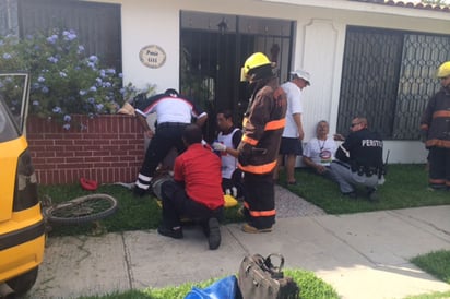 Percance. En el lugar paramédicos y Bomberos auxiliaron a tres personas.