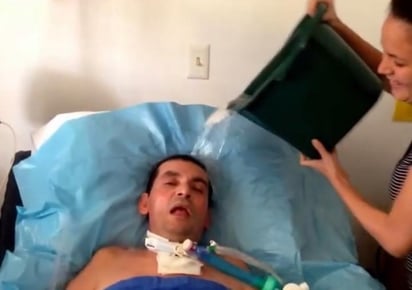 Desde su cama hospitalaria, Juan Sepúlveda Laracuente, un puertorriqueño con esclerosis lateral amiotrófica, grabó un video en el que una mujer vierte sobre él una cubeta de agua y reta al Pontífice a unirse a la popular iniciativa. (Imagen tomada del Video)