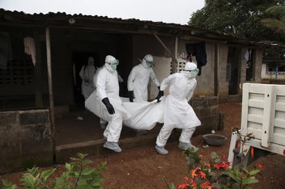 La presidenta de Liberia, Ellen Johnson Sirleaf, decretó un toque de queda a partir del miércoles desde las 9 de la noche hasta las 6 de la mañana, en un esfuerzo para prevenir la propagación del virus. (EFE)