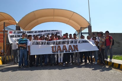 Protesta.- Alumnos y 'rechazados' piden a la Rectoría de la Narro que respete los lugares.