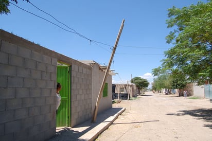 Electricidad.- Desde que se fundó ese sector, los vecinos se 'cuelgan' del alumbrado. (EL SIGLO DE TORREÓN/ MARY VÁZQUEZ)