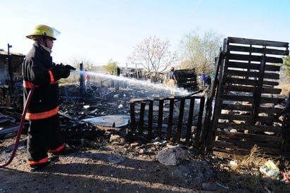 La palabra bombero proviene del uso de bombas para sacar el agua de pozos, ríos, depósitos o almacenes para extinguir el fuego. (EL SIGLO DE TORREÓN)