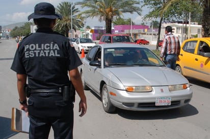 Revisiones. En tres sitios fueron instalados ayer puestos de revisión vehicular.