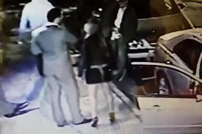 Presuntamente la chica le habría gritado 'maricón' al dueño del bar. (YouTube)