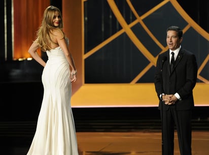 Sofía Vergara se subió a un pedestal giratorio en el que exhibió su voluptuoso físico durante su participación en los premios. (AP)