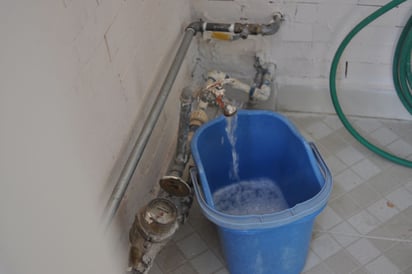 Servicio. Los vecinos deben llenar sus tinas cuando hay presión y así contar con agua al día siguiente.