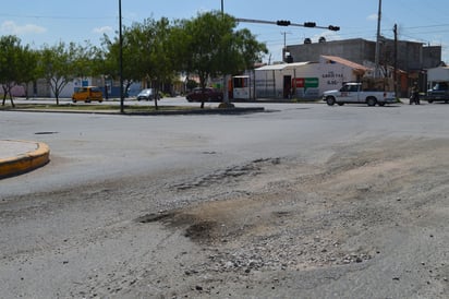 En mal estado. En Paseo del Tecnológico y bulevar Fundadores  se observan baches de gran tamaño y otros hundimientos.