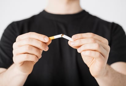 Basta consumir un cigarrillo al día para aumentar el riesgo de sufrir un ataque cardíaco, debido a que el tabaco reduce la cantidad de oxígeno en la sangre. (ARCHIVO)