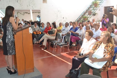 Anuncio. Ayer, Any Mexsen anunció la construcción de un Centro de Desarrollo Comunitario. 