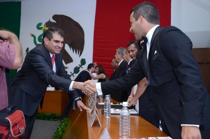 Joshua Cruz, coordinador de la fracción panista en el Cabildo de Gómez Palacio destacó la ausencia de obras en el contenido del primer informe que les fue entregado esta mañana. (El Siglo de Torreón)