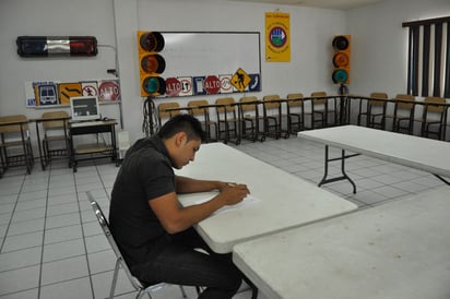 Examen. Sólo algunos acuden a la Escuela del Club Rotario a realizar su examen. 