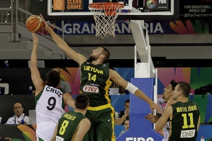 El escolta de la Selección de México, Francisco Cruz, recibe tapón del pivote de Lituania, Jonas Valanciunas. (EFE)