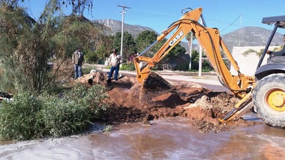 Reparan obra. Hay algunos problemas con el agua debido a una fuga en línea de conducción.