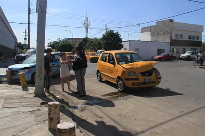 Ambos conductores alegaron contar con luz verde en el semáforo al momento del percance. (El Siglo de Torreón)