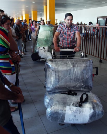 Restricción. Los viajeros de la isla caribeña se quejaron por la medida. (ARCHIVO)