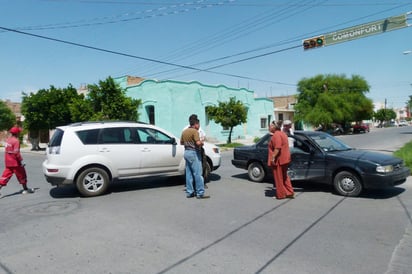 Ignora el alto y choca con camioneta