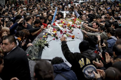 Adiós. Cientos de fanáticos despidieron el cortejo fúnebre que trasladó el cuerpo de Cerati en Buenos Aires.