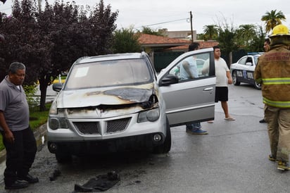 Pérdida total. Todo el motor de la camioneta, el cofre y hasta los cristales de la camioneta quedaron dañados luego del incendio.