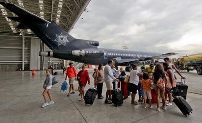 Las 153 personas, entre ellas mujeres y hombres, llegaron a bordo de un Boing 727 de la Policía Federal procedente de Los Cabos. (El Universal)