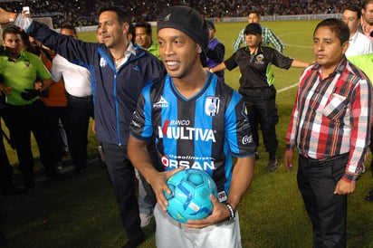 Ronaldinho tiene ganas de aportar al equipo de Querétaro. (Jam Media)
