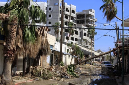 Problemas. La zona hotelera y comercial de Los Cabos se encuentra destruida.