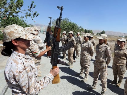 En guerra. Un batallón de mujeres kurdas se prepara para combatir al Estado Islámico. (EFE)