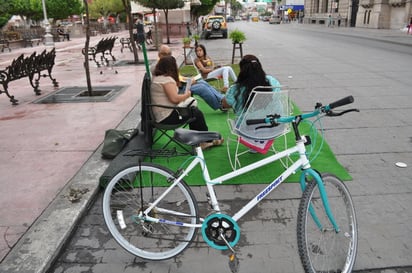 Parqueando busca llamar la atención sobre la necesidad de generar más espacios abiertos. (EL SIGLO DE TORREÓN)