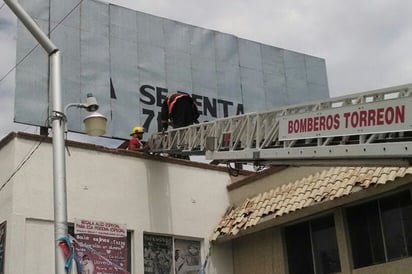 Rescate. Cerca de 40 minutos tardó el personal de Bomberos para el rescate.