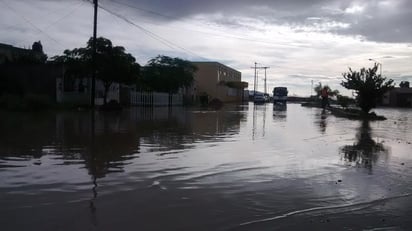 La lluvia registrada esta madrugada ha causado inundaciones en distintas colonias. 