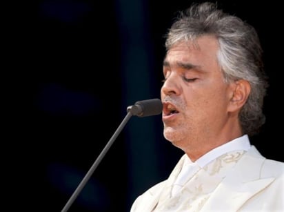 Andrea Bocelli alcanzó el éxito mundial con los sencillos 'Con te partirò' y su versión en inglés, 'Time to Say Goodbye', que se convirtieron en récords de ventas en muchos países y que lo llevaron a ser acreedor de diversos galardones. (ARCHIVO)