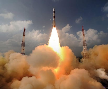 Fotografía facilitada por la Organización India de Investigación Espacial (ISRO) que muestra el despegue de la aeronave Mangalyaan, de la ISRO, desde el Centro Espacial Satish Dhawan, en Sriharikota. (EFE)